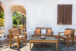 Una Scogliera sul Mare con Piscina by Wonderful Italy