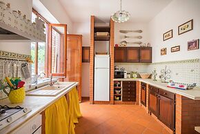 Una Scogliera sul Mare con Piscina by Wonderful Italy