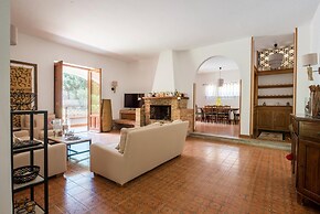 Una Scogliera sul Mare con Piscina by Wonderful Italy