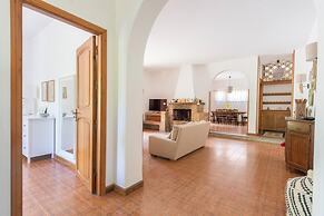 Una Scogliera sul Mare con Piscina by Wonderful Italy