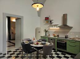 1940 Luxury Accommodations - Diamante Boutique Apartment