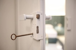 1940 Luxury Accommodations - Diamante Boutique Apartment