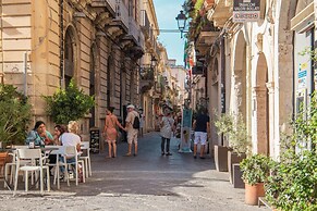 Casa Darsena With Sea View Balcony by Wonderful Italy