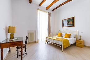 Apartment With Balcony in Palazzo Diaz by Wonderful Italy