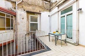 Apartment With Balcony in Palazzo Diaz by Wonderful Italy