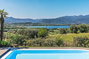 Villa Vittoria con Vista Lago e Piscina by Wonderful Italy
