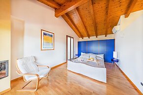 Villa Vittoria con Vista Lago e Piscina by Wonderful Italy