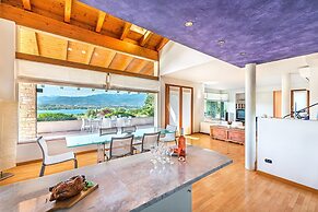 Villa Vittoria con Vista Lago e Piscina by Wonderful Italy