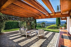 Villa Vittoria con Vista Lago e Piscina by Wonderful Italy