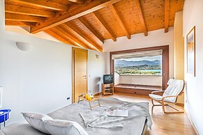 Villa Vittoria con Vista Lago e Piscina by Wonderful Italy