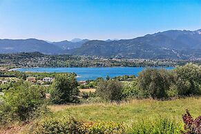 Villa Vittoria con Vista Lago e Piscina by Wonderful Italy
