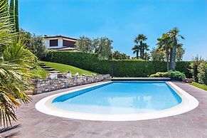 Villa Vittoria con Vista Lago e Piscina by Wonderful Italy