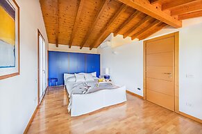 Villa Vittoria con Vista Lago e Piscina by Wonderful Italy