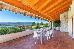 Villa Vittoria con Vista Lago e Piscina by Wonderful Italy