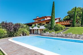 Villa Vittoria con Vista Lago e Piscina by Wonderful Italy