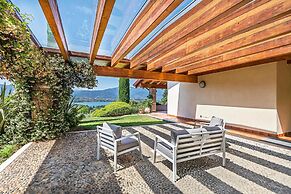 Villa Vittoria con Vista Lago e Piscina by Wonderful Italy