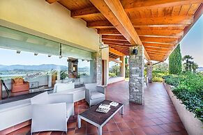 Villa Vittoria con Vista Lago e Piscina by Wonderful Italy