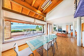 Villa Vittoria con Vista Lago e Piscina by Wonderful Italy