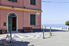 Quinto Seaview Apartment by Wonderful Italy