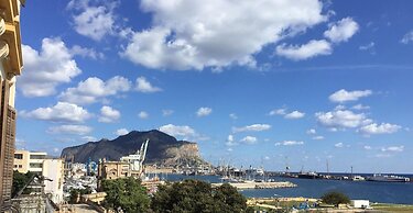 Amazing Sea View in Historic Building in Downtown