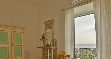 Amazing Sea View in Historic Building in Downtown