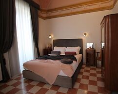 1940 Luxury Accommodations - Rubino Boutique Apartment