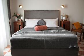 1940 Luxury Accommodations - Rubino Boutique Apartment