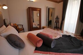 1940 Luxury Accommodations - Rubino Boutique Apartment