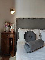 1940 Luxury Accommodations - Rubino Boutique Apartment