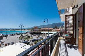 Casetta Vista Mare in Piazza a Mondello by Wonderful Italy