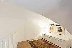 Charming Studio Near Piazza Castello by Wonderful Italy