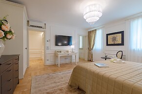 Luxury Lakefront Catullo A1 by Wonderful Italy