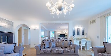 Luxury Lakefront Catullo A1 by Wonderful Italy