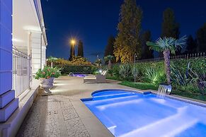 Luxury Lakefront Catullo A1 by Wonderful Italy