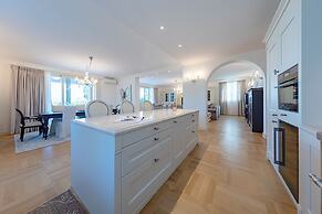 Luxury Lakefront Catullo A1 by Wonderful Italy