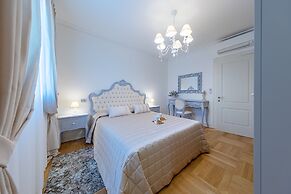 Luxury Lakefront Catullo A1 by Wonderful Italy