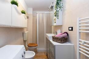 Nice and Cozy Apartment in Crocetta by Wonderful Italy