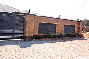 Manacomfy - 14bed House - 4 Baths - Victoria Falls