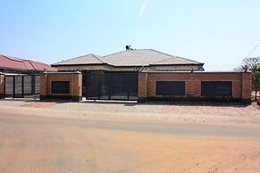 Manacomfy - 14bed House - 4 Baths - Victoria Falls