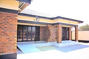 Manacomfy - 14bed House - 4 Baths - Victoria Falls