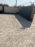 Manacomfy - 14bed House - 4 Baths - Victoria Falls