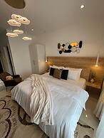 Deluxe Embassy Gardens