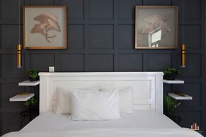 Deluxe Embassy Gardens