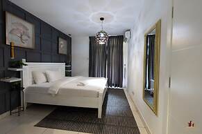 Deluxe Embassy Gardens