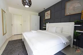 Deluxe Embassy Gardens