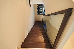 Deluxe Embassy Gardens