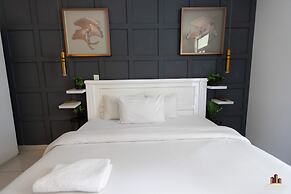 Deluxe Embassy Gardens