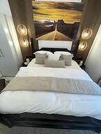 Deluxe Embassy Gardens