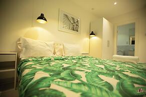 Deluxe Embassy Gardens