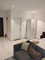 Deluxe Embassy Gardens